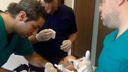 Úrady nevedia zastaviť falošného chirurga