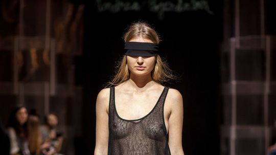 Modelka v kreácii od Andrey Pojezdálovej. 