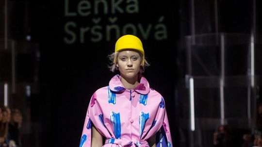 Modelka v kreácii od Lenky Sršňovej.