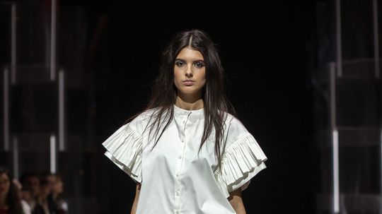 Modelka v kreácii od Marcela Holubca.