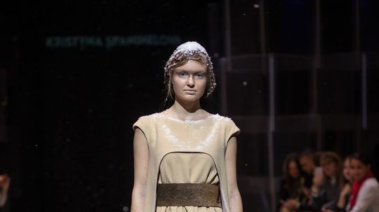 Modelka v kreácii od Martina Hrču. 