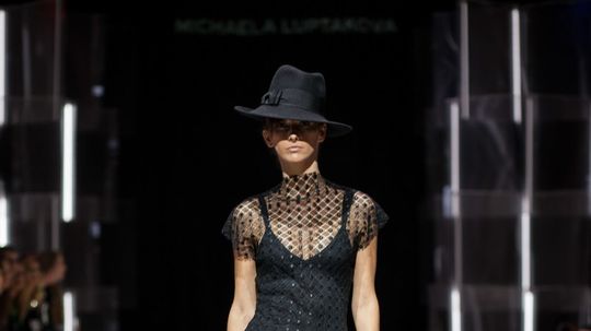 Modelka v kreácii od Michaely Ľuptákovej. 