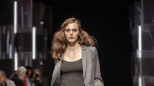 Modelka v kreácii od Richarda Rozboru.