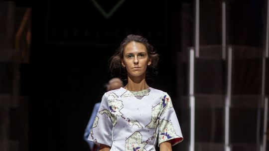 Modelka v kreácii od Veroniky Lokajíčkovej na...