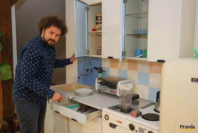 Kuchyňu s plechovými skrinkami mal Maroš vo...