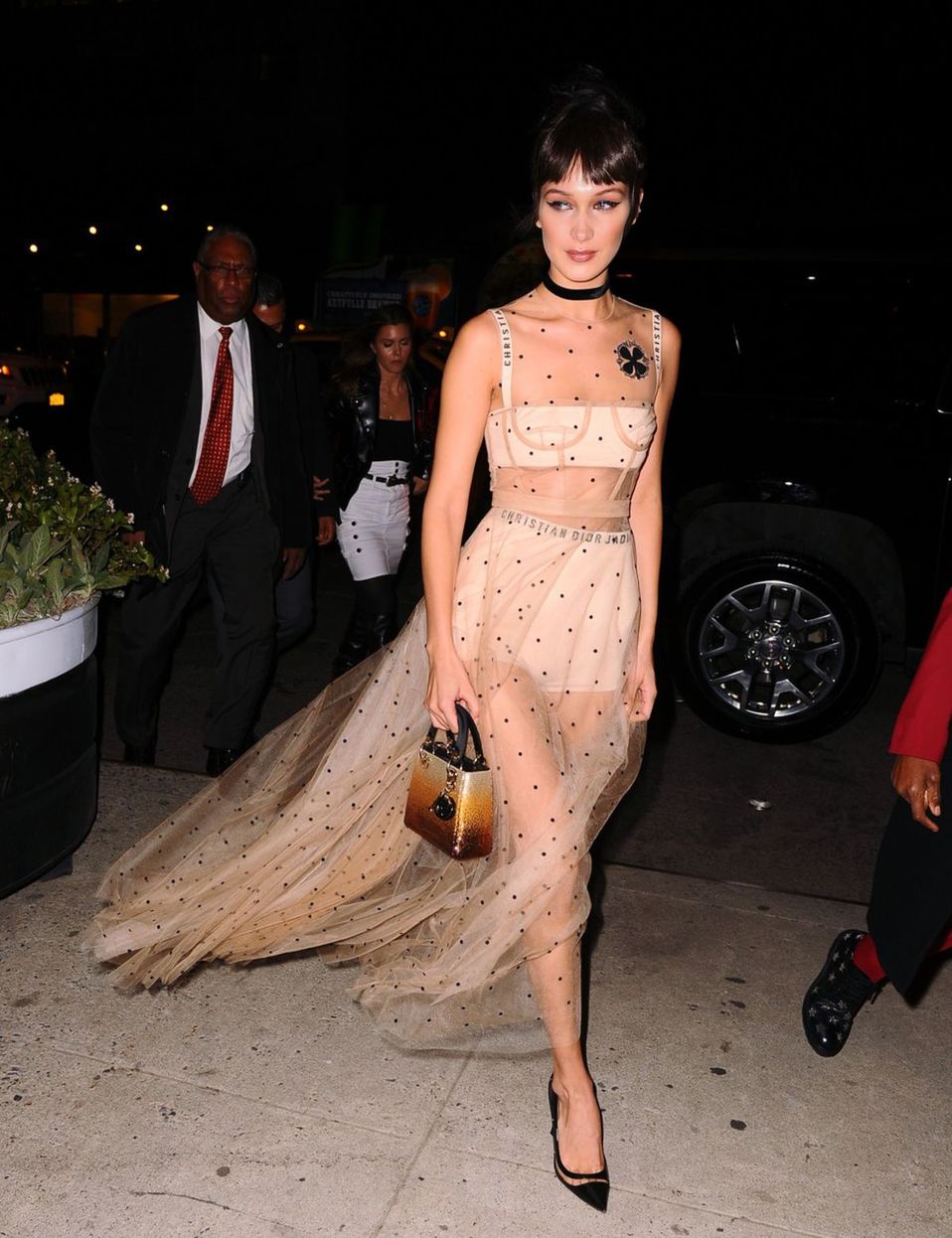 Topmodelka Bella Hadid prichádza na akciu...
