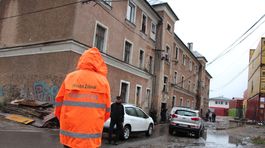 Ľudia zo žilinskej bytovky ostanú po požiari ešte týždeň v telocvični