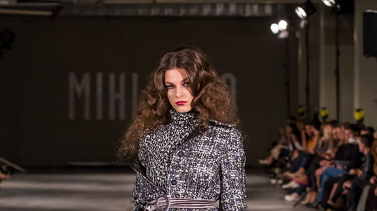 Modelka v kreácii Miklosko Fashion Design -...