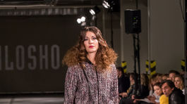 Modelka v kreácii Miklosko Fashion Design - kolekcia jeseň-zima 2016/2017.