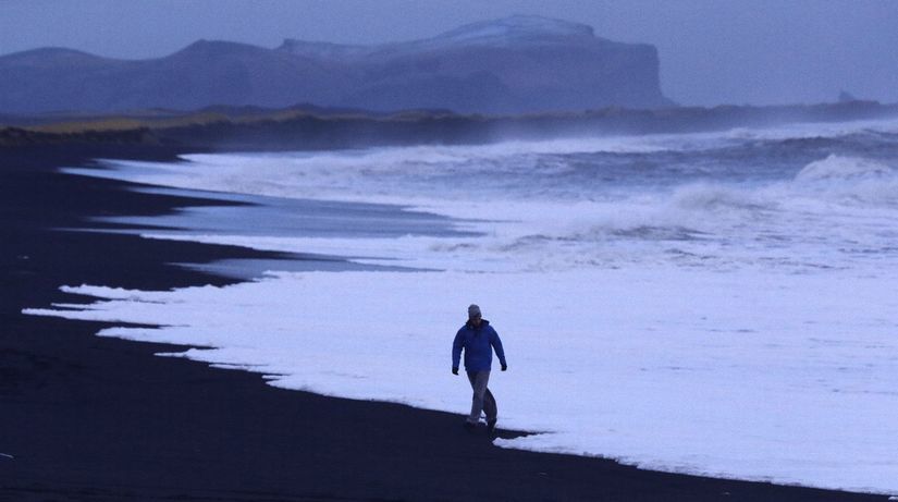 Čierna pláž Vik na Islande pri vulkáne Katla.