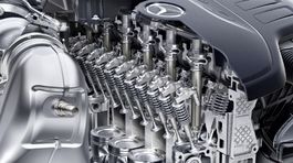 Mercedes-Benz hlási motorovú ofenzívu. Má hneď štyri nové