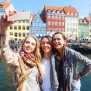 Dánsko, Kodaň, selfie, mobil, tri dievčatá, Dánky, fotka, veselé, šťastné, kamarátky, mesto, dievčatá, ženy,