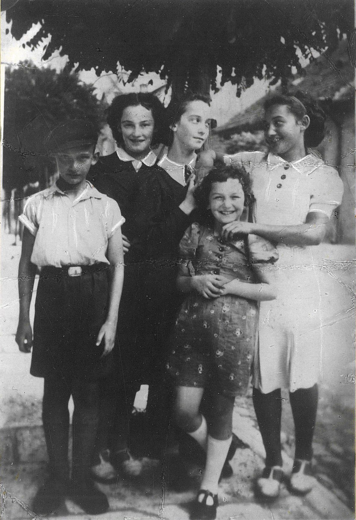 Jediná zachovaná fotografia piatich súrodencov....