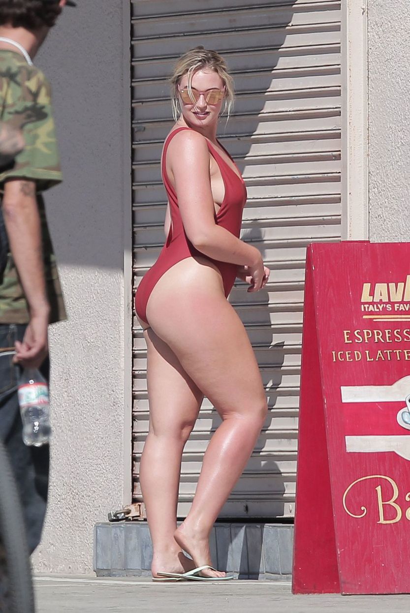 Modelka Iskra Lawrence fotila vo Venice Beach...