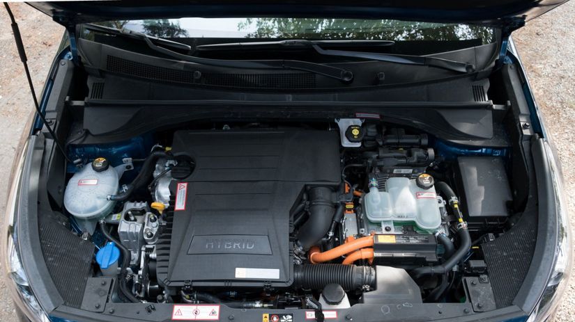 Celkový výkon hybridnej sústavy je 103,6 kW....