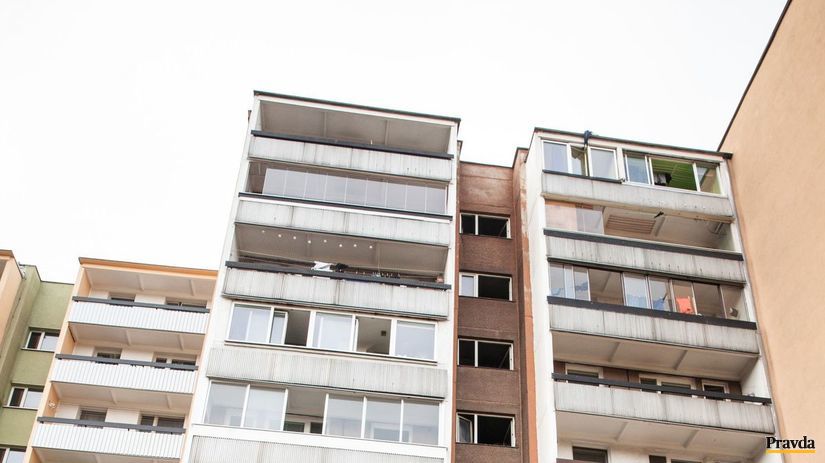 Hasiči z bytovky evakuovali viac ako 20 ľudí.