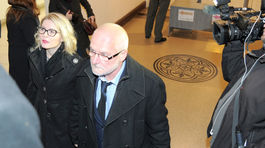 Otca, ktorý zabudol dievčatko v aute v Nitre, našli mŕtveho