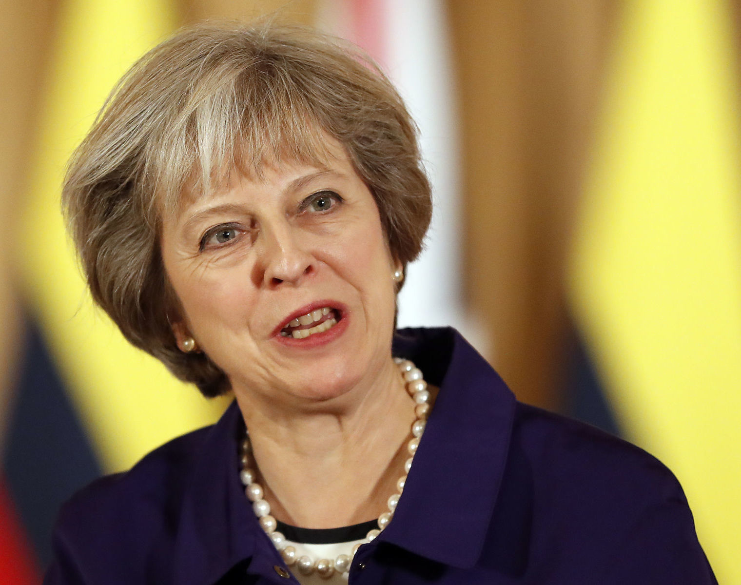 Britská premiérka Theresa Mayová presvedčila...