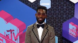 Tinie Tempah pózuje fotografom. 