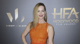 Herečka Leslie Mann v kreácii Jenny Packham. 