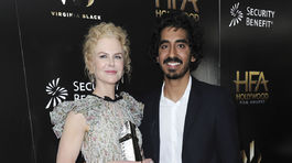 Herečka Nicole Kidman s trofejou a vedľa nej kolega Dev Patel.