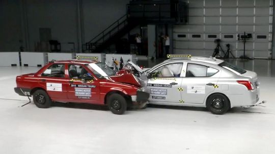 IIHS: Nissan Versa vs Nissan Tsuru - crash test