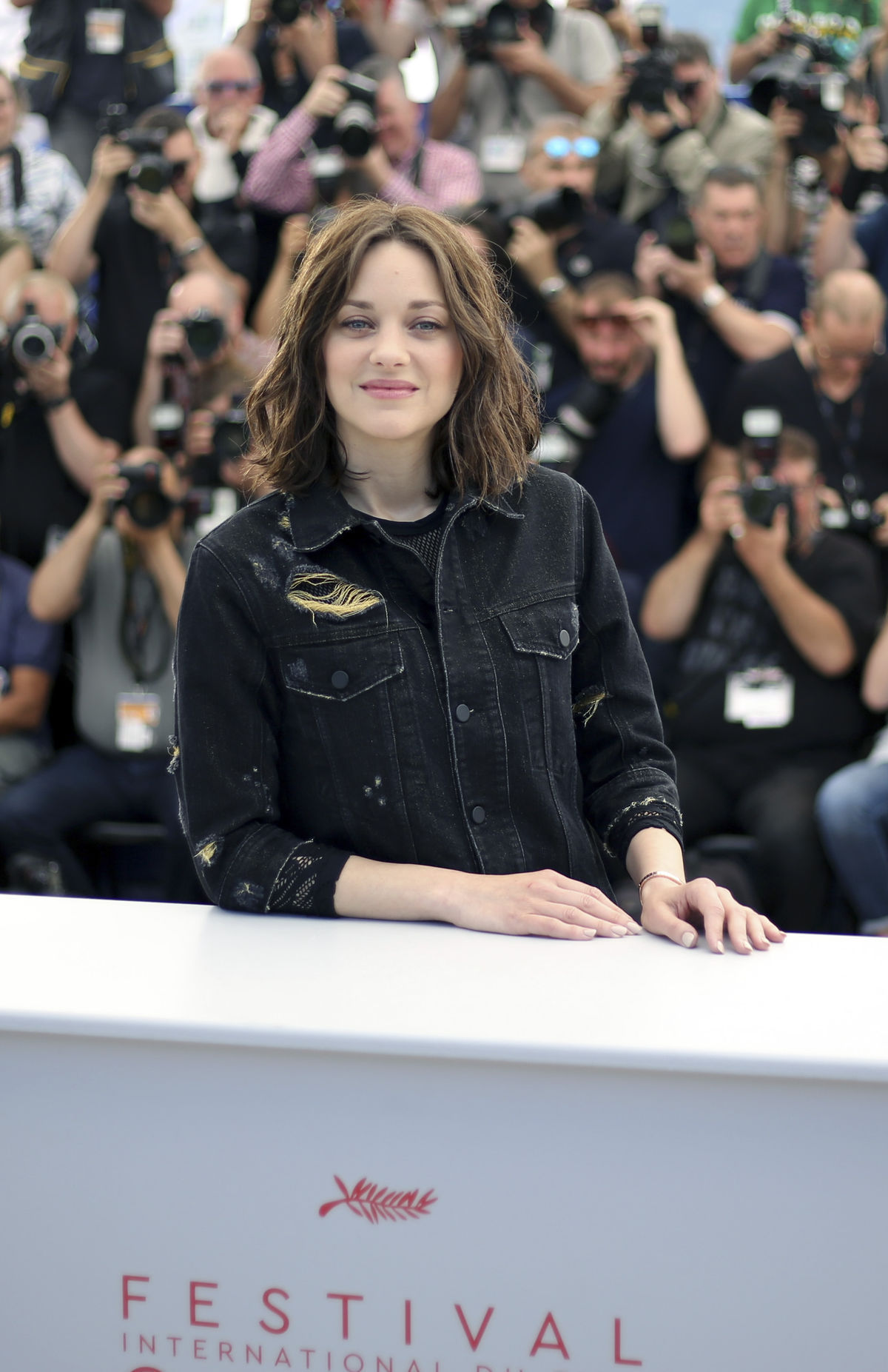 Herečka Marion Cotillard s typicky nedbalým,...