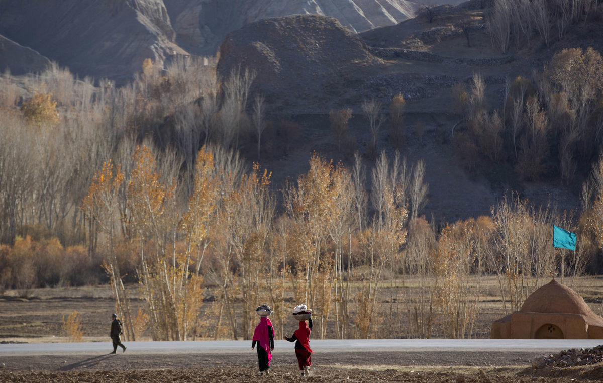 Afganistan, ženy, pranie, potok, rieka, kopce,