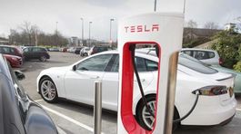 Tesla spoplatní nabíjačky. Pritom sľubovala elektrinu zadarmo