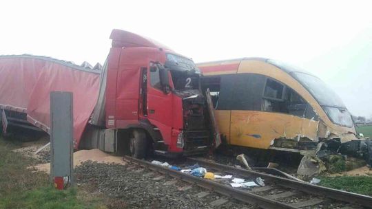 V Česku sa zrazil vlak s kamiónom, desať ľudí sa zranilo
