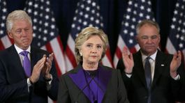 Clintonovú prehra bolí, Trumpovi ponúkla spoluprácu