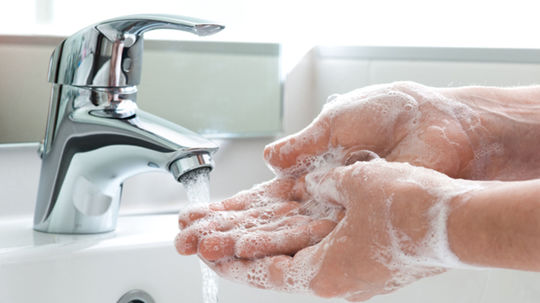 Umývanie rúk je základný krok v prevencii respiračných ochorení. Muži však ťahajú za výrazne kratší koniec