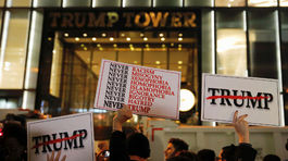 Trump nie je náš prezident, skandovali tisíce ľudí v USA