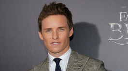 Herec Eddie Redmayne na premiére filmu...