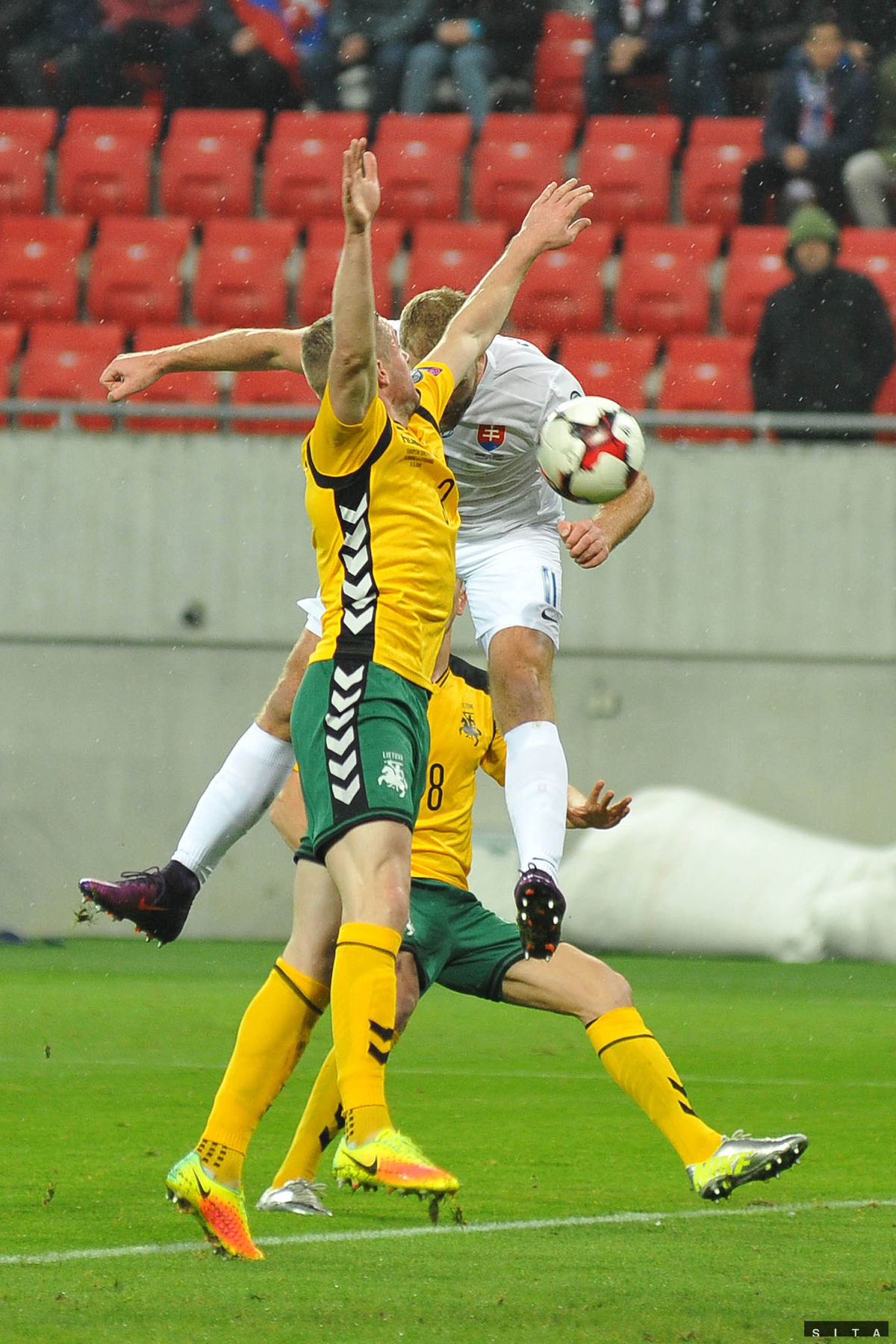 Adam Nemec otvára skóre zápasu proti Litve.