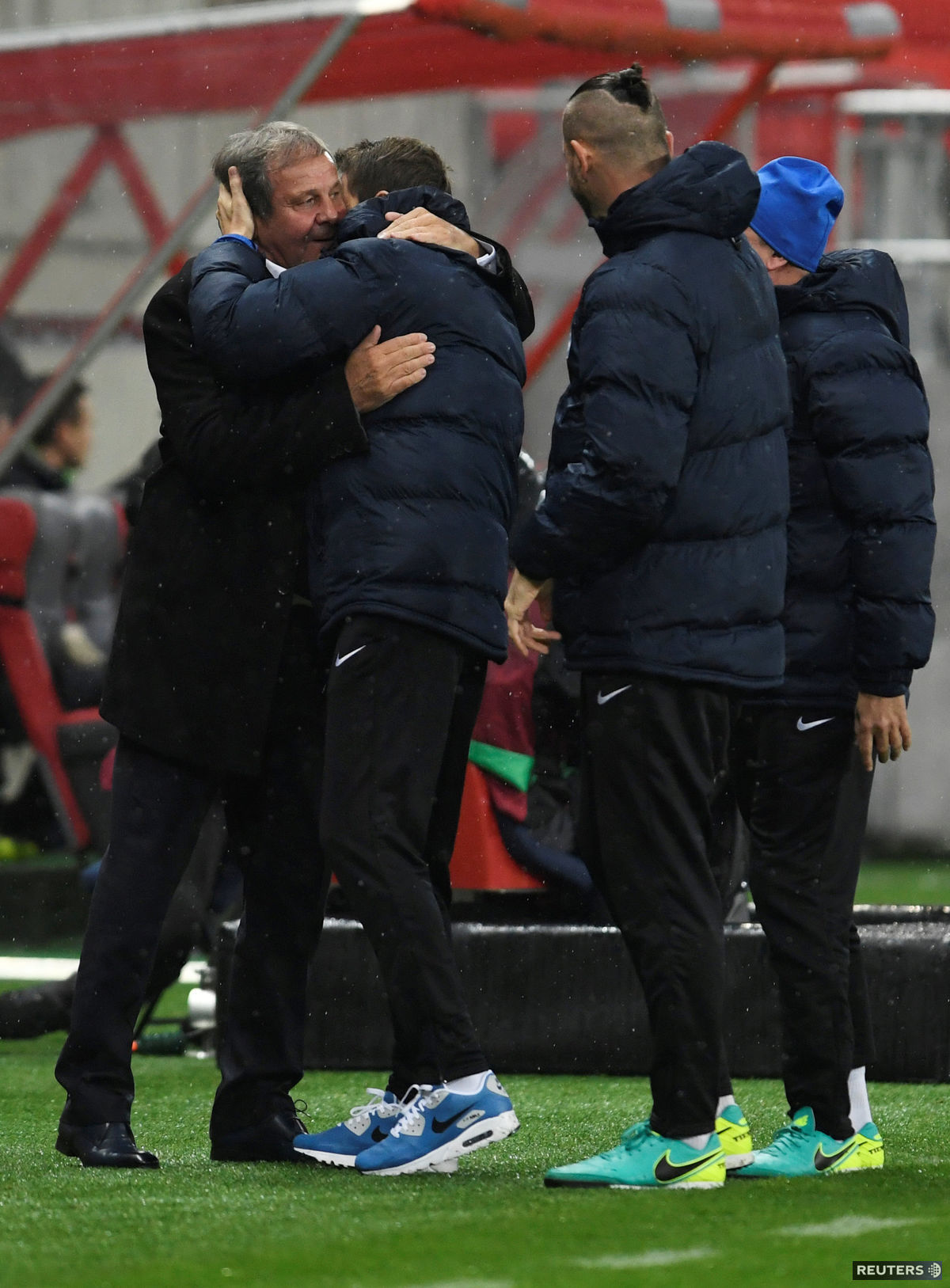 Tréner Ján Kozák v objatí so svojím asistentom...