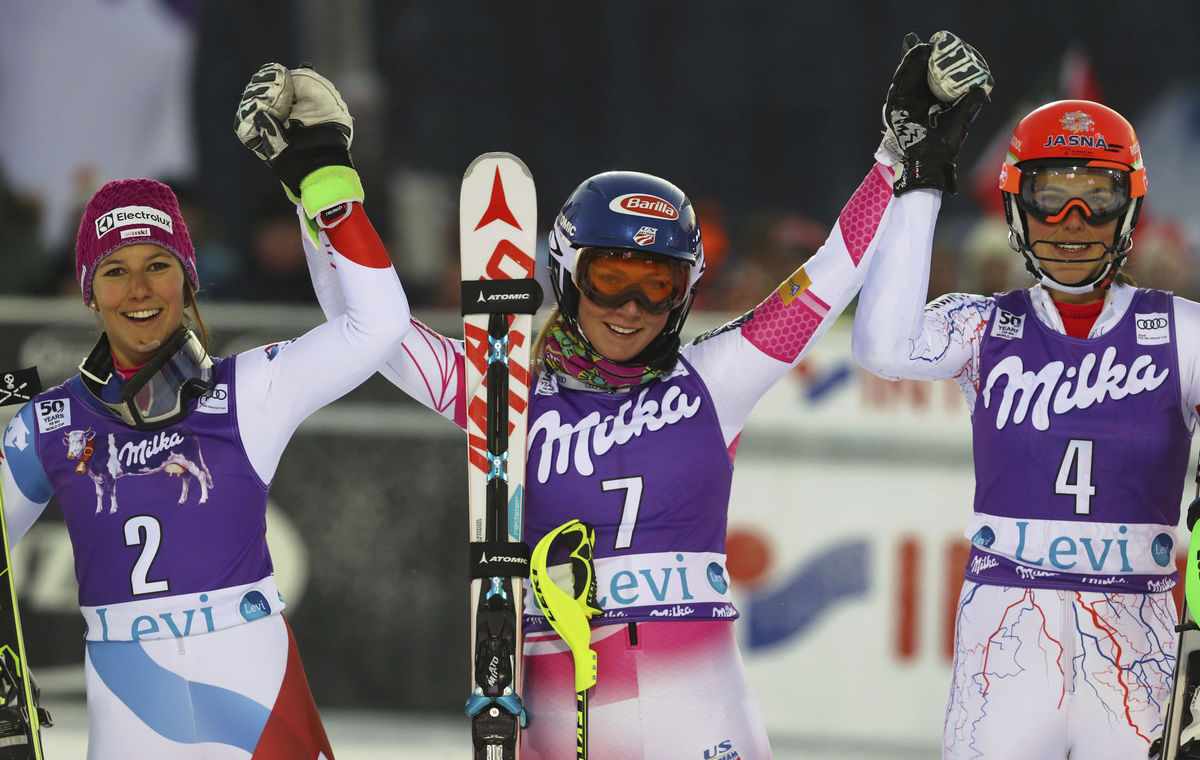 Mikaela Shiffrinová (v strede), s Petrou...