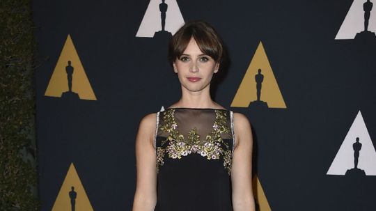 Felicity Jones počas udeľovania Governors...