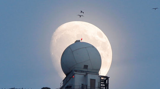 Supermesiac nad Gibraltarom.