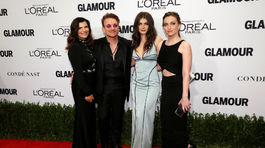 Bono prišiel s manželkou Ali Hewson (vľavo) a dcérami Eve Hewson (druhá sprava) a Jordan Hewson