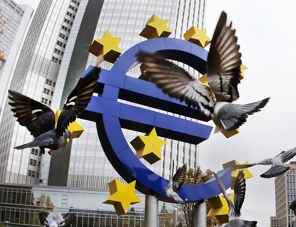 euro, peniaze, EU, európska únia, €, mena, ECB, Európska centrálna banka, holuby,
