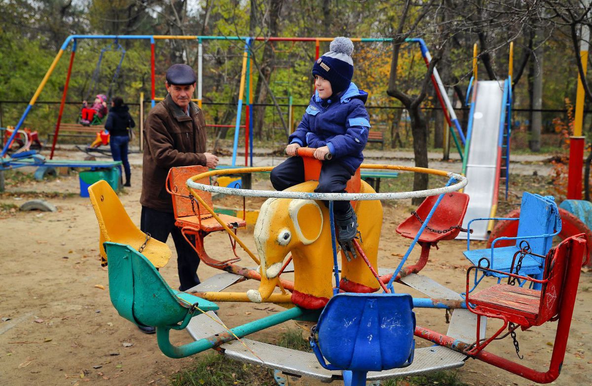 Moldavsko, kolotoč, dieťa, hra, park,
