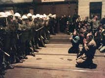 nežná revolúcia, 17. november 1989, študentská demonštrácia v Prahe, protest, polícia, ťažkoodenci