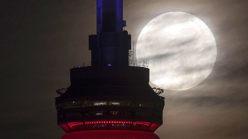 Supermesiac nad vežou CN tower v Toronte.