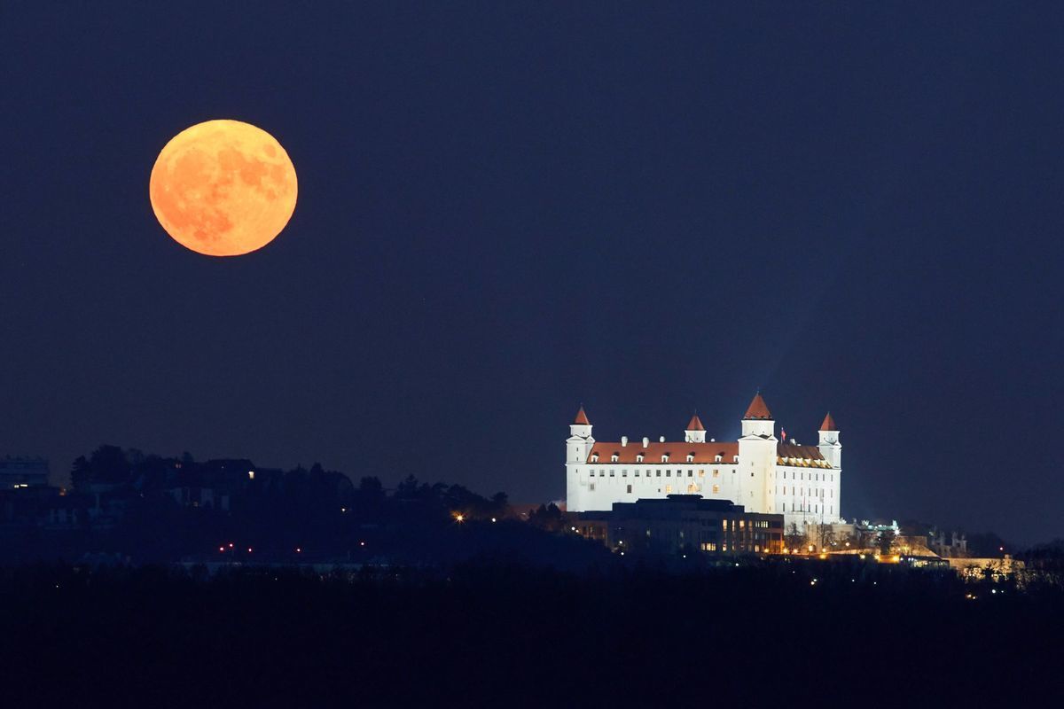 Superspln Mesiaca, Supermesiac, superspln, Mesiac, spln, noc, tma, Bratislavský hrad, Bratislava,