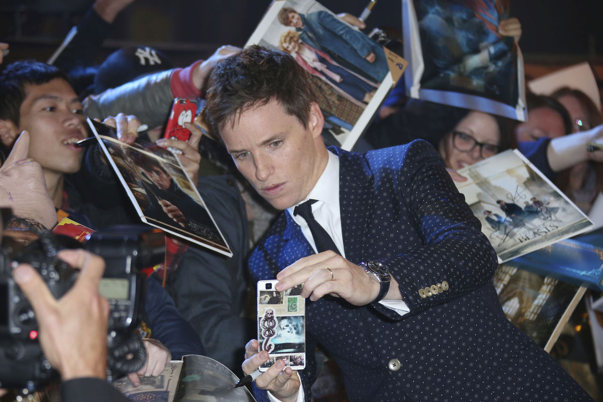 Eddie Redmayne v zajatí fanúšikov počas...