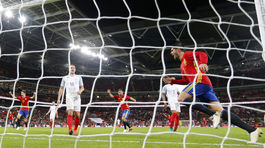 Angličania neudržali dvojgólový náskok, Španieli udreli v závere