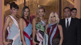 Donatella Versace (druhá sprava) s Trevorom Signorinom a modelkami - zľava: Helena Christensen, Alessandra Ambrosio a Natasha Poly