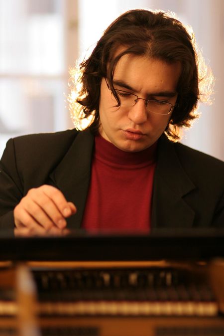 Klavirista Matej Arendárik vystúpi 21. novembra.