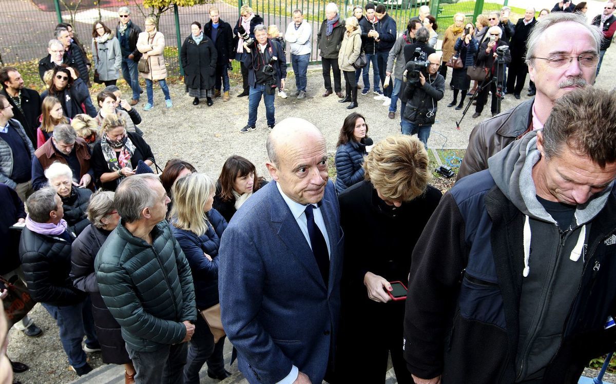 Niekdajší premiér Alain Juppé (uprostred)...